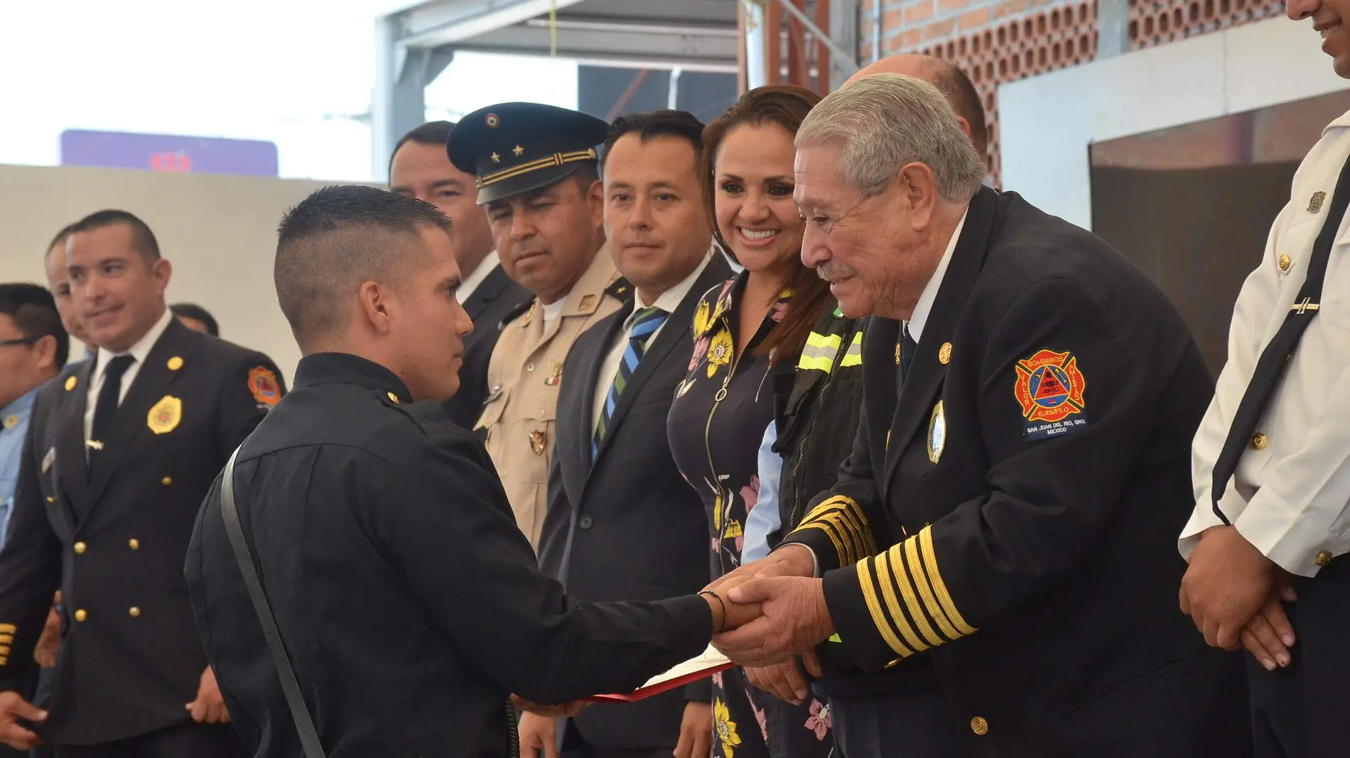 Hubo entrega de ascensos. Foto Luis Luévanos